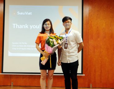 Chị Nụ và đại diện HRC (Copy)